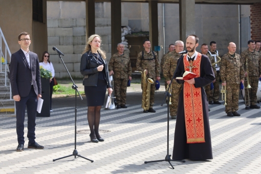 На фасаді ліцею №19 відбулось відкриття анотаційної дошки загиблому захиснику України -  Андрію Кудлі.